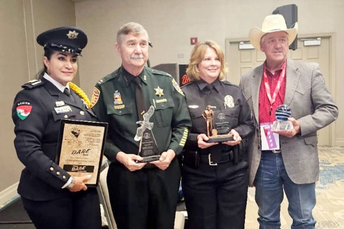 Entregan reconocimiento como oficial DARE México a policía hermosillense