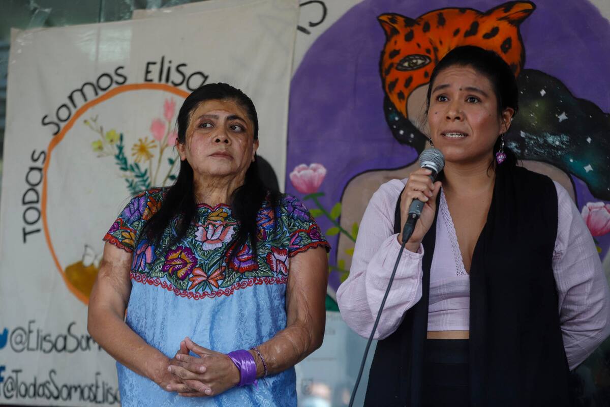 Elisa Xolalpa (i), mujer sobreviviente de ataque con ácido por su entonces pareja y la antropóloga social Teresa González, participan en una rueda de prensa junto con la colectiva "Todos somos Elisa" hoy en Ciudad de México (México). EFE/ Isaac Esquivel