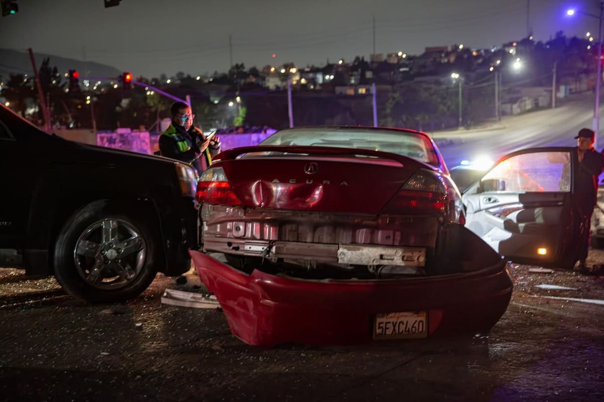 Accidente en cadena involucró siete vehículos detenidos en semáforo. Foto: Border Zoom