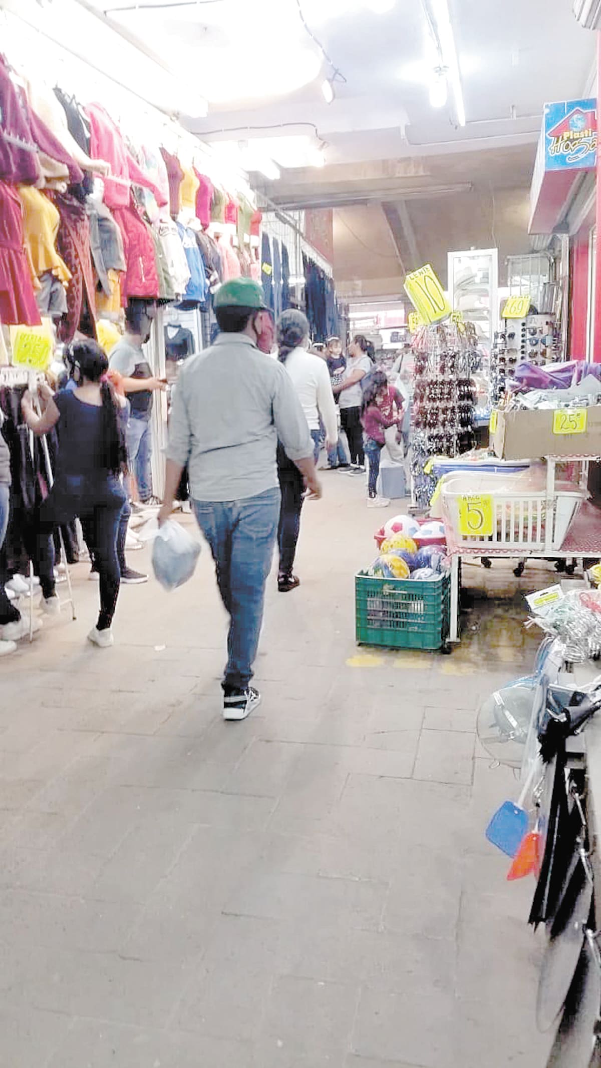 La zona comercial de Navojoa ha recibido más gente durante este mes.