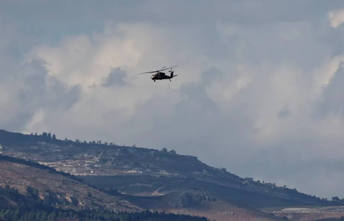 Un helicóptero militar israelí sobrevuela la frontera norte con Líbano. / EFE-EPA-ATEF SAFADI