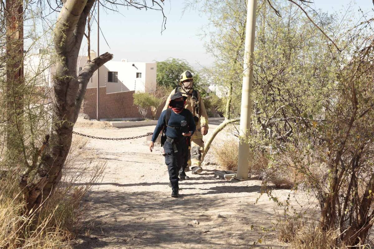 Bomberos auxilian a persona herida en Cerro Johnson de Hermosillo
