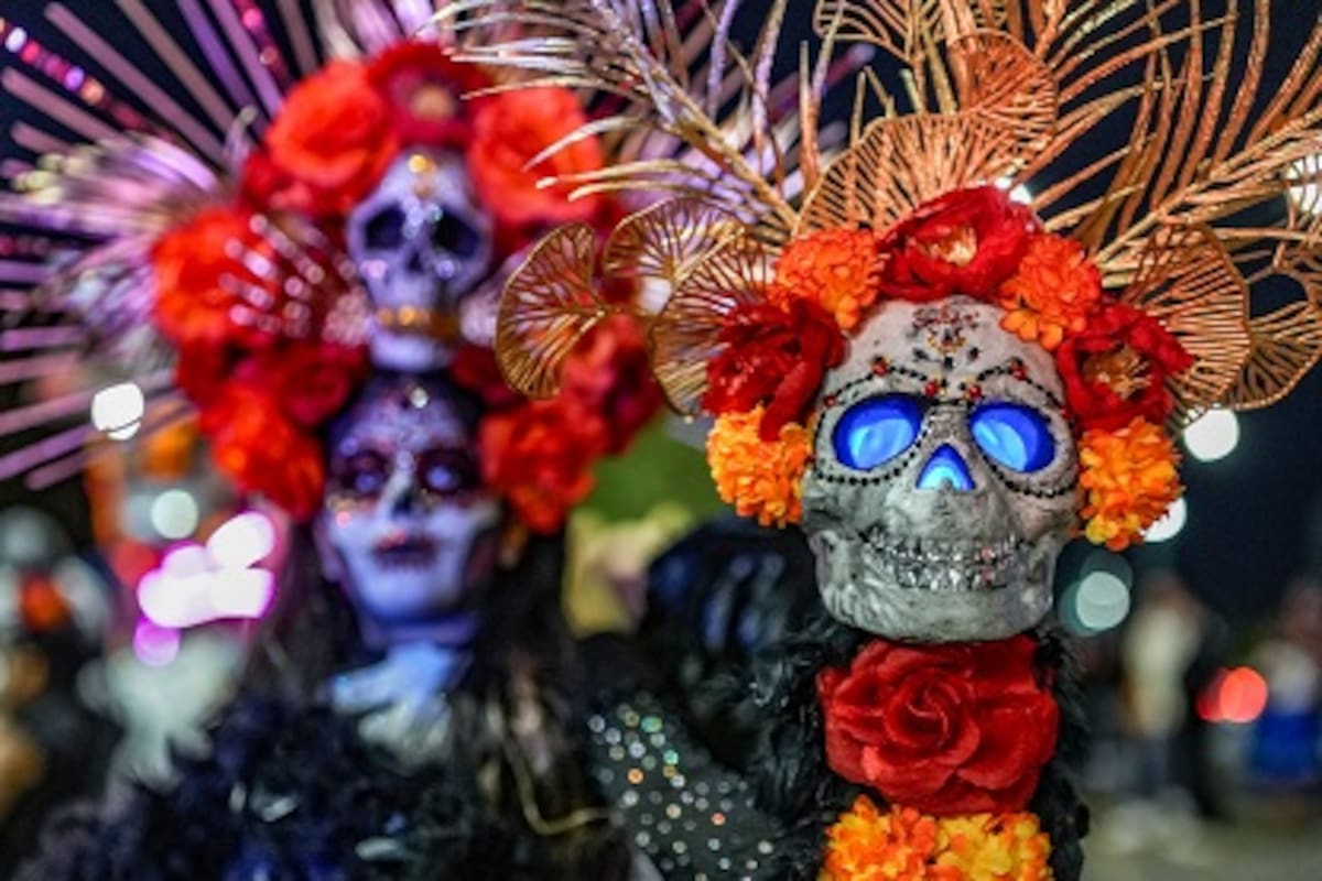 Mantienen viva la tradición: Gobierno de Mexicali lleva a cabo desfile de día de muertos