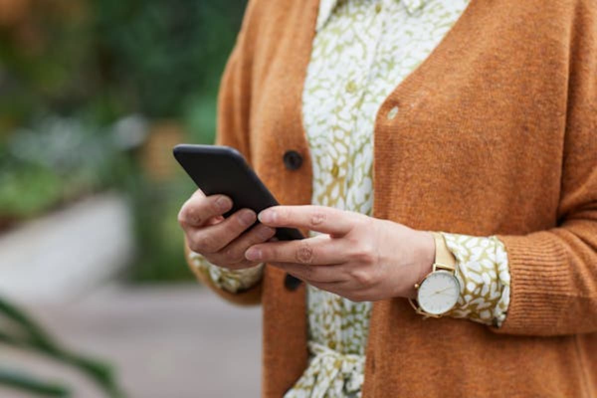 El uso excesivo del celular afecta tu salud mental y tu cuerpo. Foto: Pexels