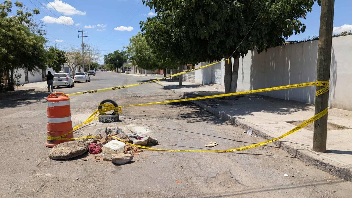 Después de que ayer una mujer invidente cayera en una alcantarilla y sufriera lesiones, personal del ayuntamiento se dio a la tarea de reparar y colocar una tapadera de concreto en la esquina de Arizona y 4.ª Privada de Arizona, en la colonia Issteson Norte. Foto: GH