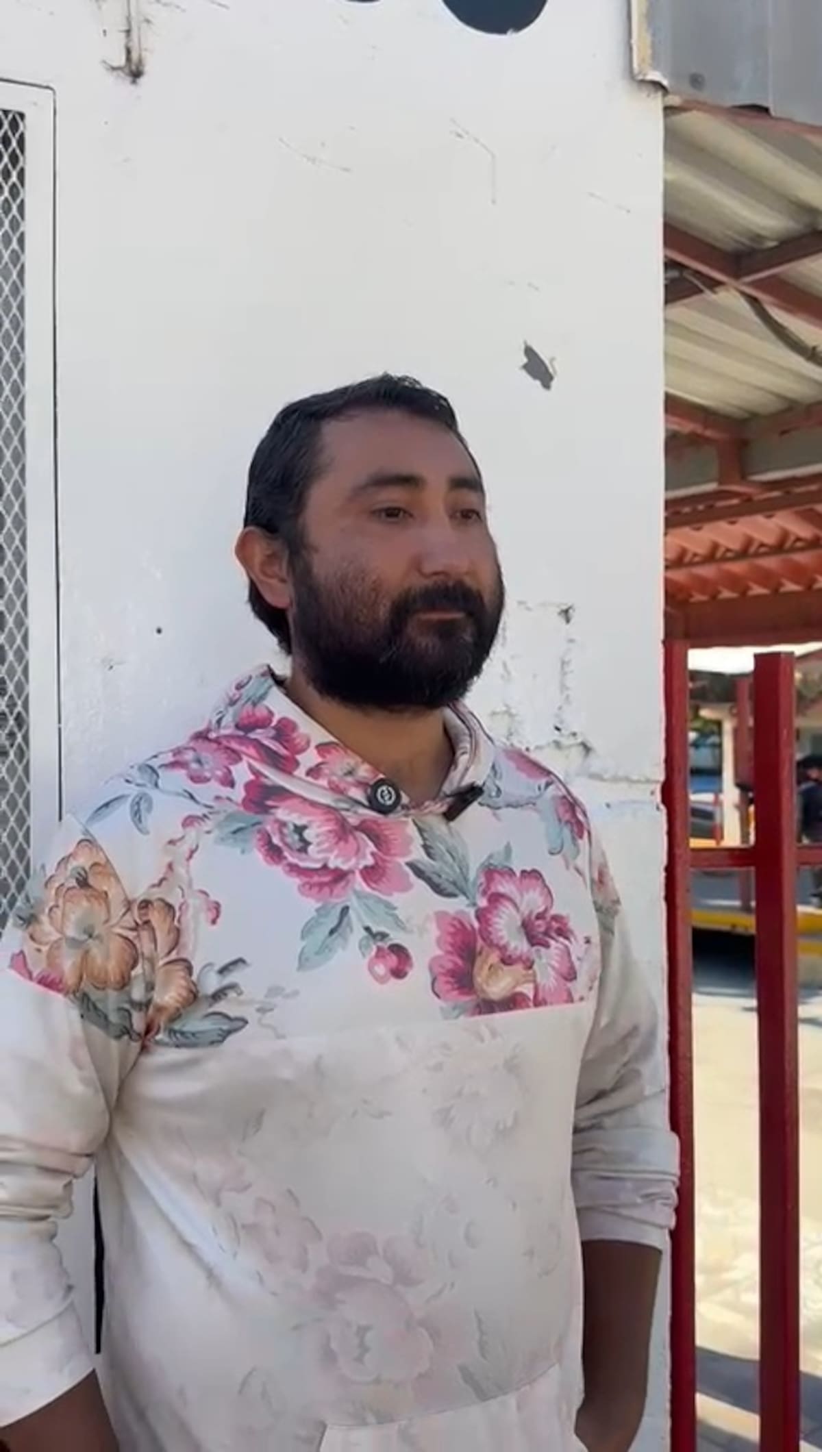 Una de sus hijas fue canalizada al DIF sin aviso y la otra recibió burlas y comentarios homofóbicos dentro del plantel. Foto: Cortesía