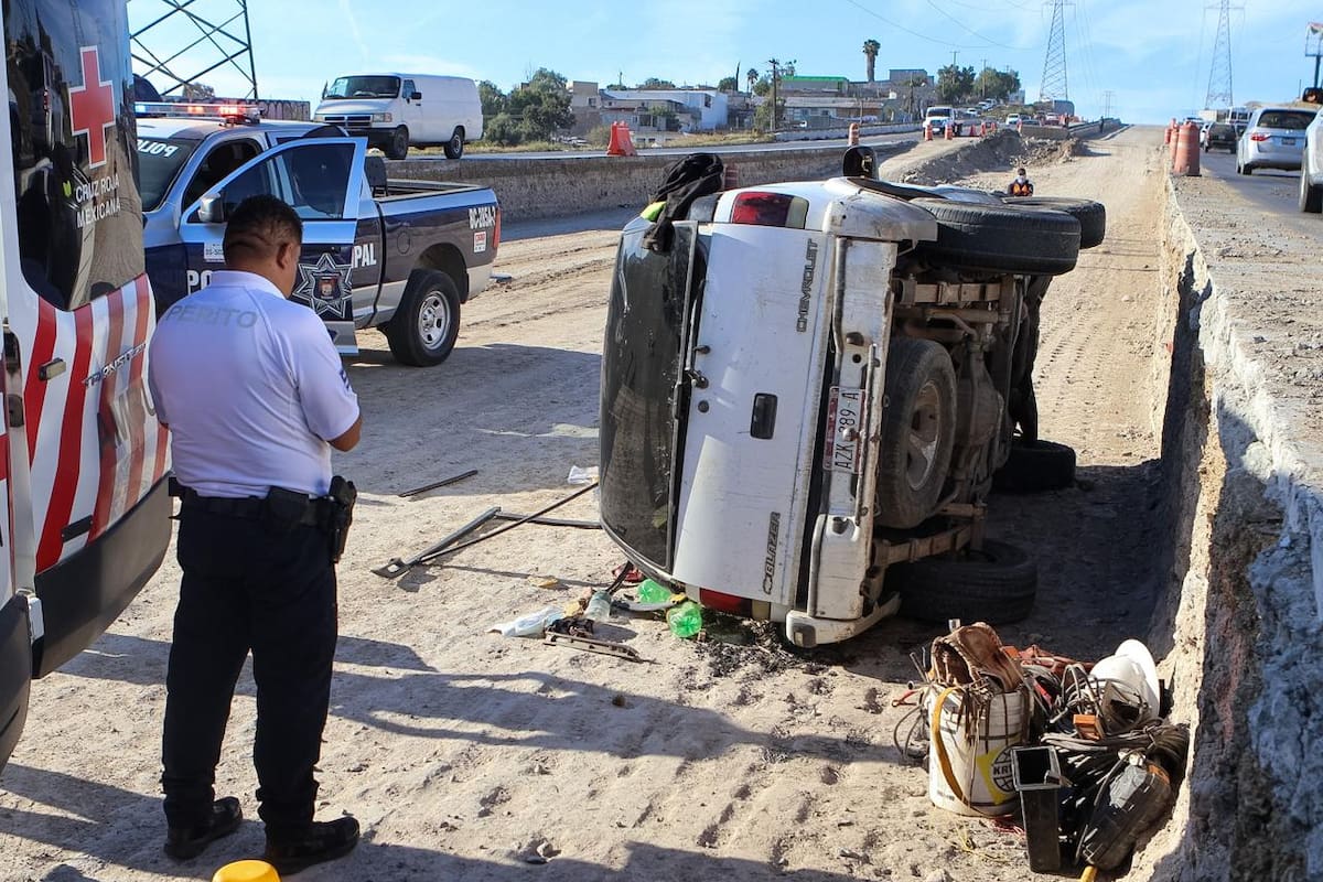 Conductor resulta lesionado tras volcadura en el Bulevar 2000