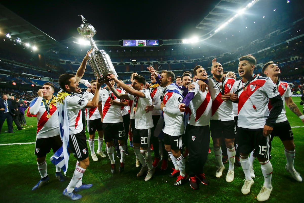 Los jugadores de River celebran el título de la Copa Libertadores en el estadio Santiago Bernabeú. (AP Photo/Manu Fernandez)