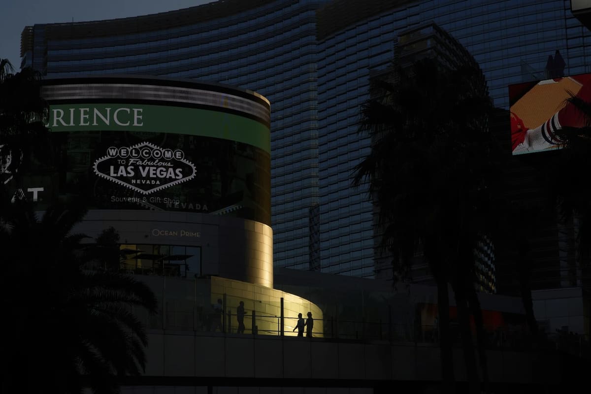 Personas cruzan un puente peatonal en el Strip de Las Vegas, el viernes 8 de agosto de 2025. | Crédito: AP/John Locher