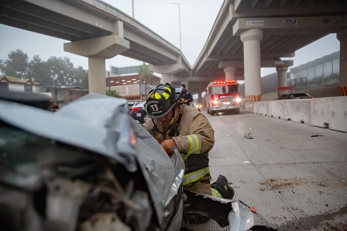 El vehículo quedó con pérdida total tras impactarse contra el muro del viaducto elevado. Foto: Border Zoom