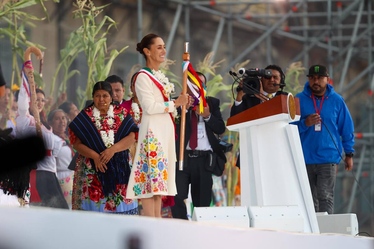 La presidenta Claudia Sheinbaum recibió el “bastón de mando” en una ceremonia indígena encabezada sólo
por mujeres. FOTO: ABDIEL ORTEGA
