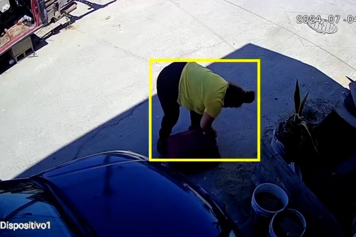 Captan a mujer metiendo a un niño en una maleta de viaje en Tijuana