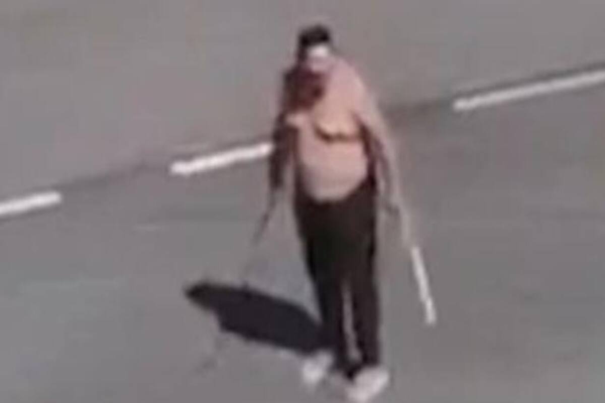 "Soy Dios": paciente con Covid-19 amenaza con espadas a policías tras huir de hospital
