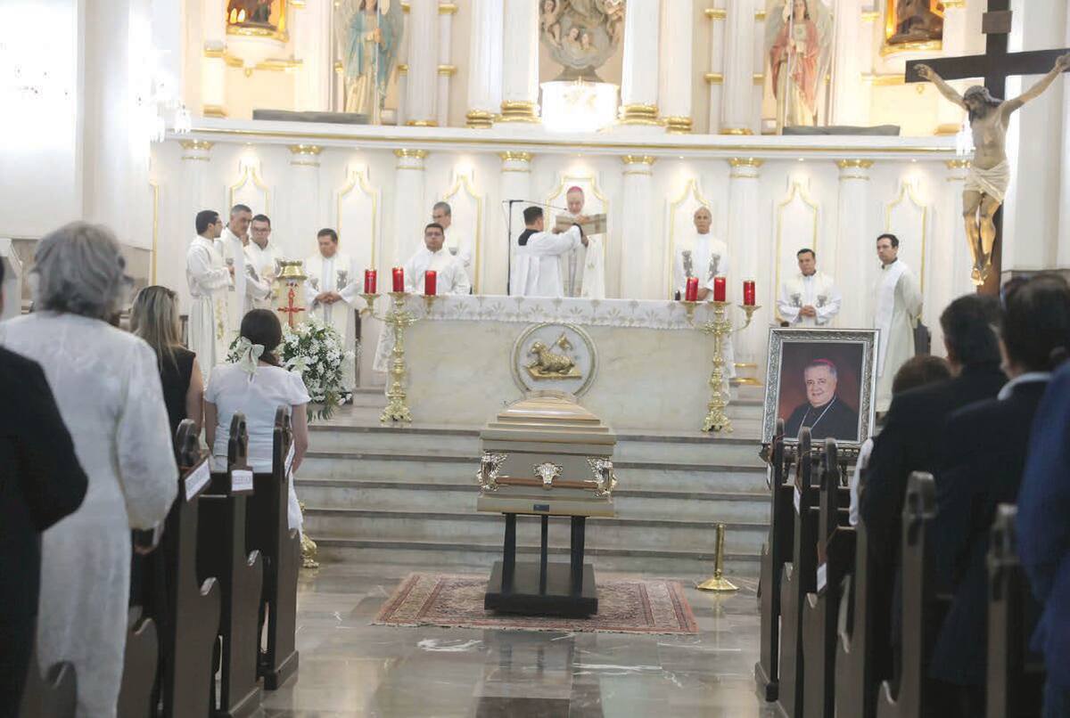 El arzobispo Ruy Rendon agradeció a Dios por la entrega y amor con que monseñor José Ulises Macías desempeñó su ministerio episcopal.