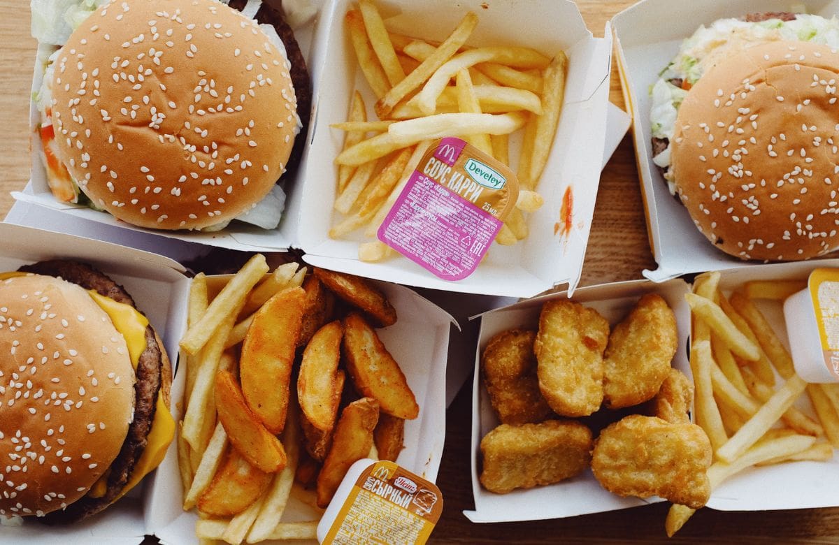 Consumir alimentos ultraprocesados puede aumentar hasta 65% el riesgo de muerte | Foto: Especial (canva)