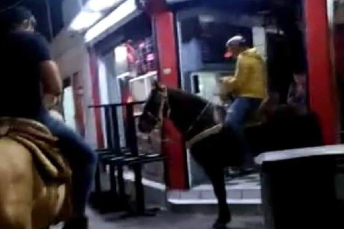 Restaurante regala comida a clientes que lleguen en caballo ante Covid-19
