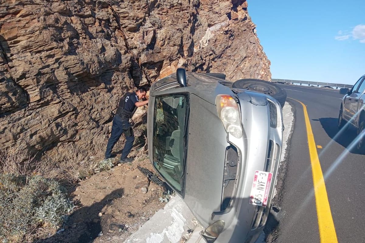 Vuelca automóvil en la subida a La Rumorosa; conductor sale ileso