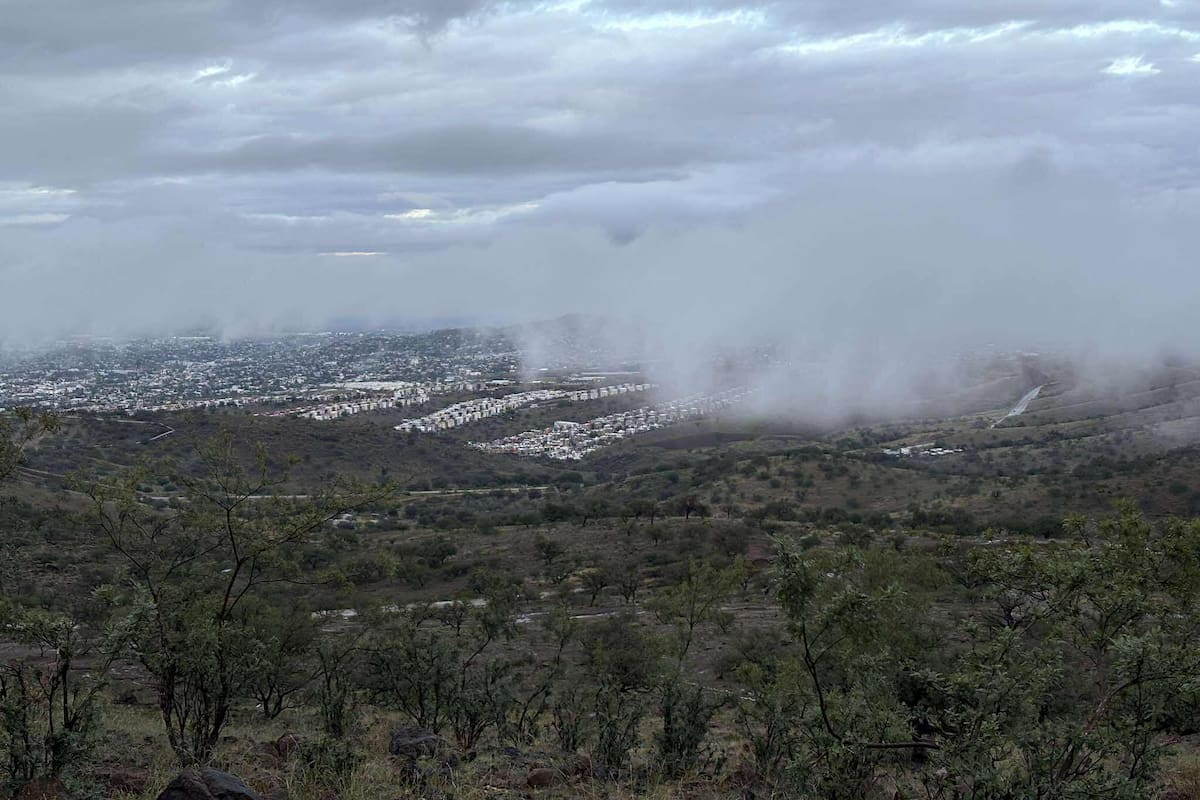 Llegan las primeras lluvias a Nogales y dejan neblina