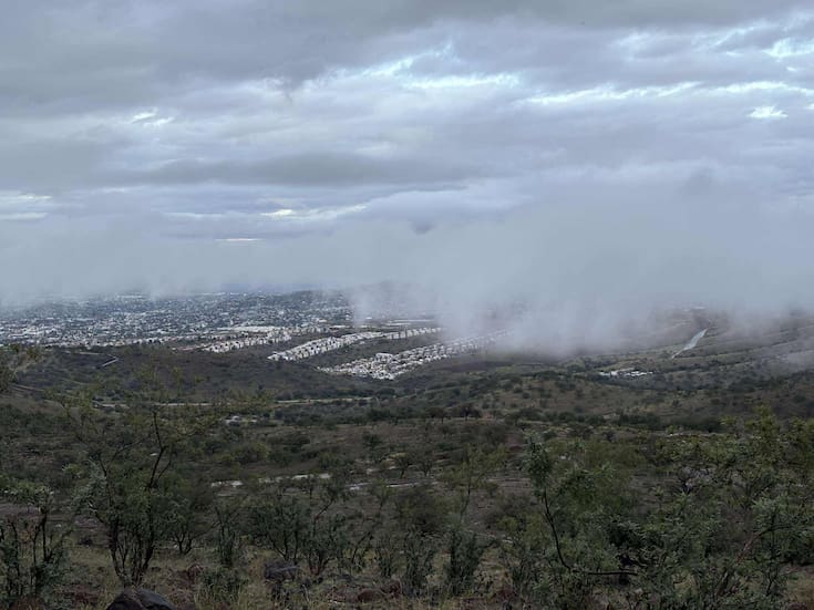Llegan las primeras lluvias a Nogales y dejan neblina