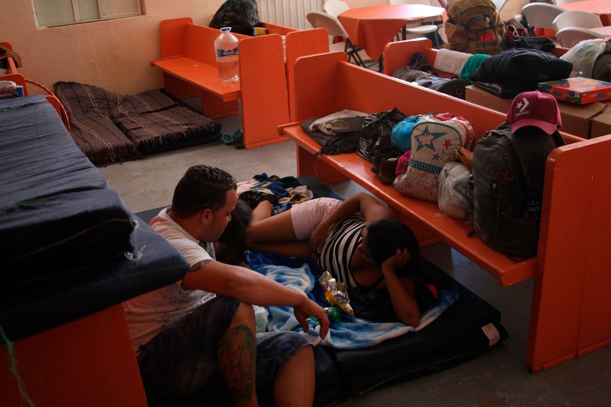 Migrantes conversan el 28 de mayo de 2019 en Ciudad Juárez (México). EFE/ David Peinado/Archivo