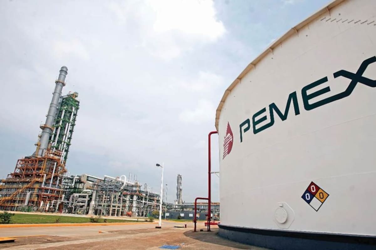 Jubilados de Pemex bloquean terminal en Ciudad Juárez por suspensión del servicio médico