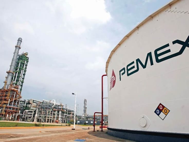 Jubilados de Pemex bloquean terminal en Ciudad Juárez por suspensión del servicio médico