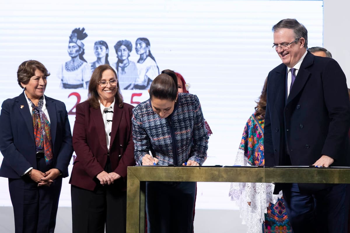 El gobierno federal firmó los primeros convenios con los gobiernos estatales para el arranque del inicio de las licitaciones para los primeros 15 Polos de Desarrollo en el País. | Crédito: Presidencia