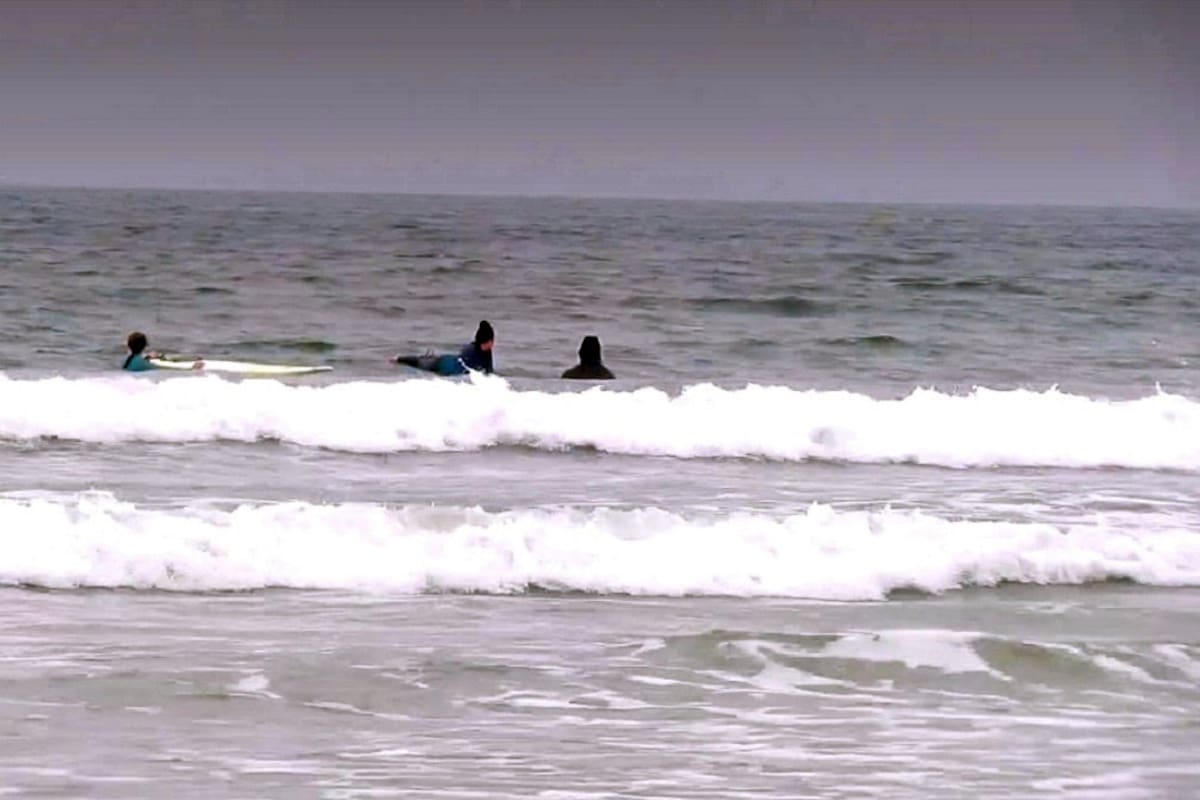 Continúan ingresando al mar en Ensenada a pesar de las banderas rojas