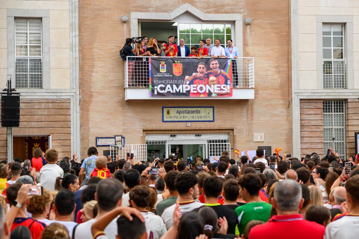 Los jugadores de la selección española, Gavi y Fabián, acompañados por el alcalde de Los Palacios y Villafranca, Juan Manuel Valle, durante la recepción que han recibido este martes en la localidad sevillana. EFE/ Raúl Caro.