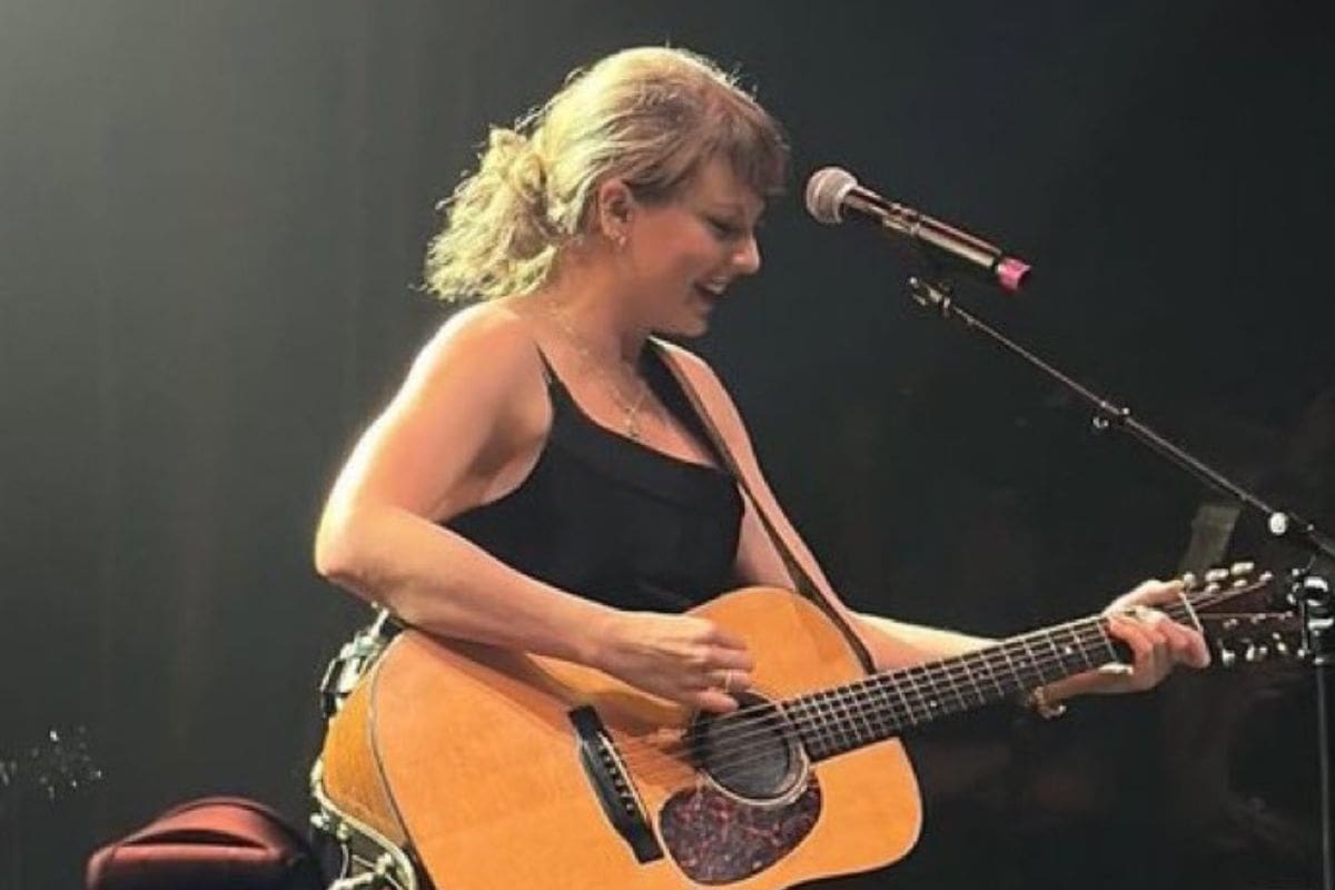 Taylor Swift regresa a los escenarios con “Shake It Off” en evento benéfico de Travis Kelce