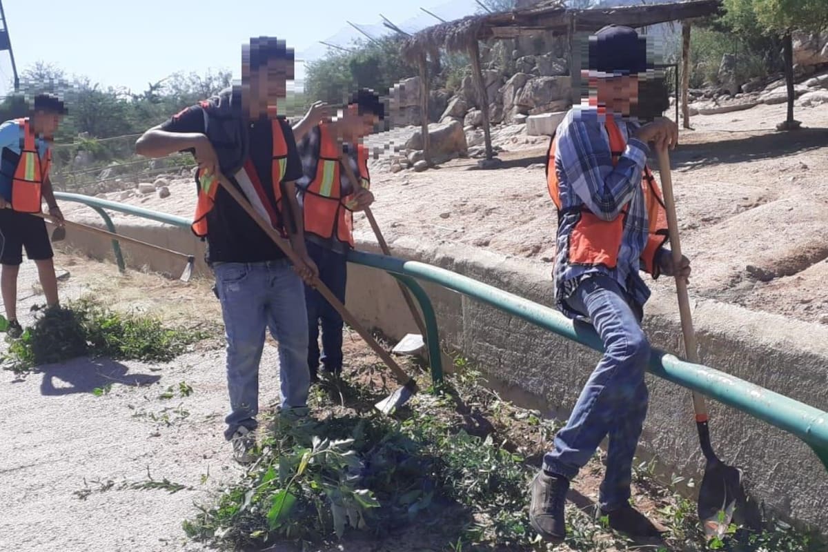Limpian espacios a cambio de menos horas de arresto