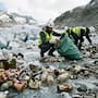 El deshielo de dos glaciares en Austria dejó al descubierto más de dos toneladas de basura acumulada durante décadas y especialistas estiman que todavía permanecen enterrados alrededor de 5 mil kilos de residuos bajo el hielo