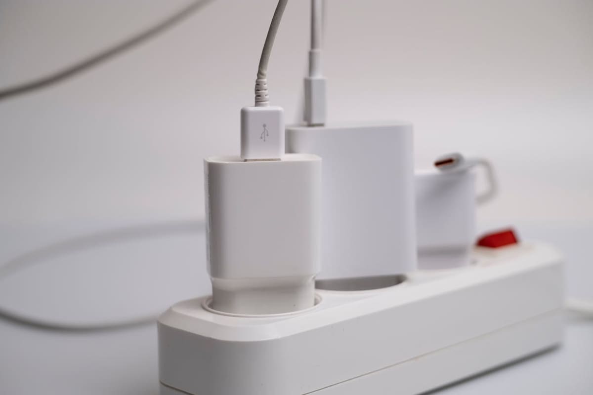 Durante la temporada de calor, los dispositivos electrónicos corren riesgo de daño por las altas temperaturas, por lo que recomiendan evitar el uso de multiconectores. | Foto: Pexels