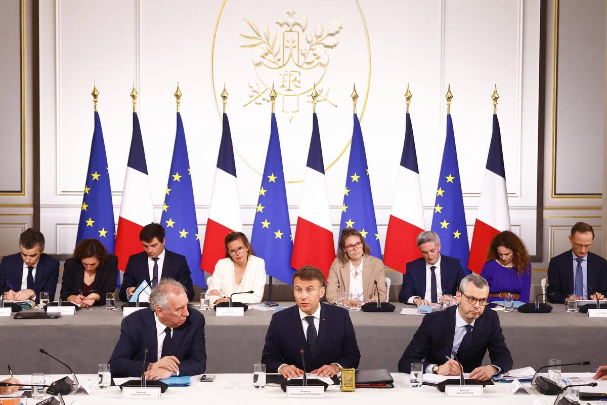 El presidente francés, Emmanuel Macron (c), el primer ministro, François Bayrou (i), y el secretario general de la Presidencia, Alexis Kohler (d.), asisten a una reunión con representantes de los sectores afectados por los aranceles estadounidenses en el Palacio del Elíseo en París este jueves. | Crédito: EFE/EPA/MOHAMMED BADRA / POOL
