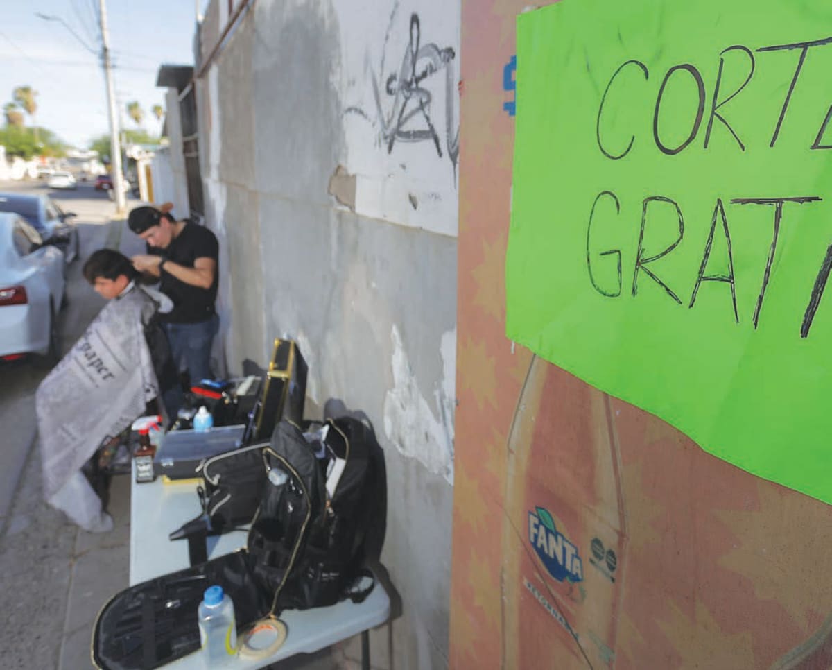 Por lo pronto cuenta con una mesa, un banco, el espejito, dos mochilas y todos los implementos necesarios para una
"barbería móvil"; su esposa le graba los videos.