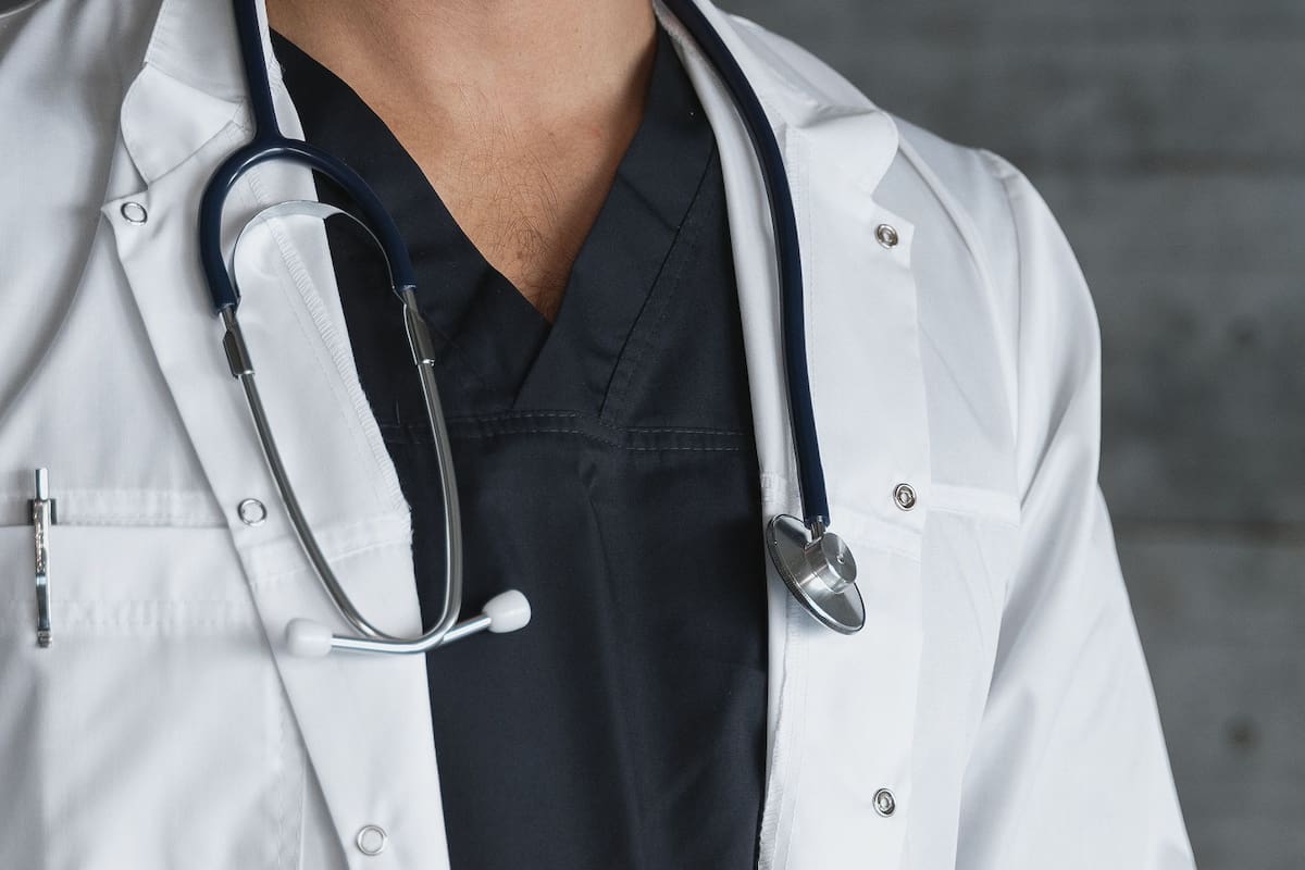 Aumentan las quejas contra médicos particulares en Baja California; suman 450 casos durante 2026 y alertan por cirugías estéticas realizadas por médicos sin especialidad