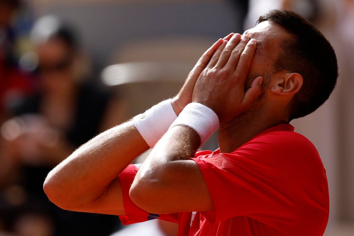 El tenista serbio Novak Djokovic celebra al conseguir la medalla de oro al vencer al español Carlos Alcaraz en la final individual masculina de tenis de los Juegos Olímpicos de París 2024 este domingo, en la capital gala. | Crédito: EFE/Juanjo Martín