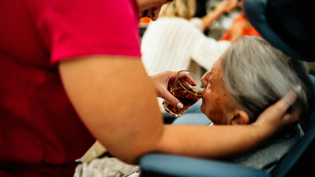Miles de jóvenes mexicanas trabajan hasta 2 mil 700 horas al año en cuidados y tareas del hogar sin recibir pago, una carga invisible que las saca de la escuela y el empleo formal y sostiene en silencio a familias y al sistema económico, según un informe de Oxfam México