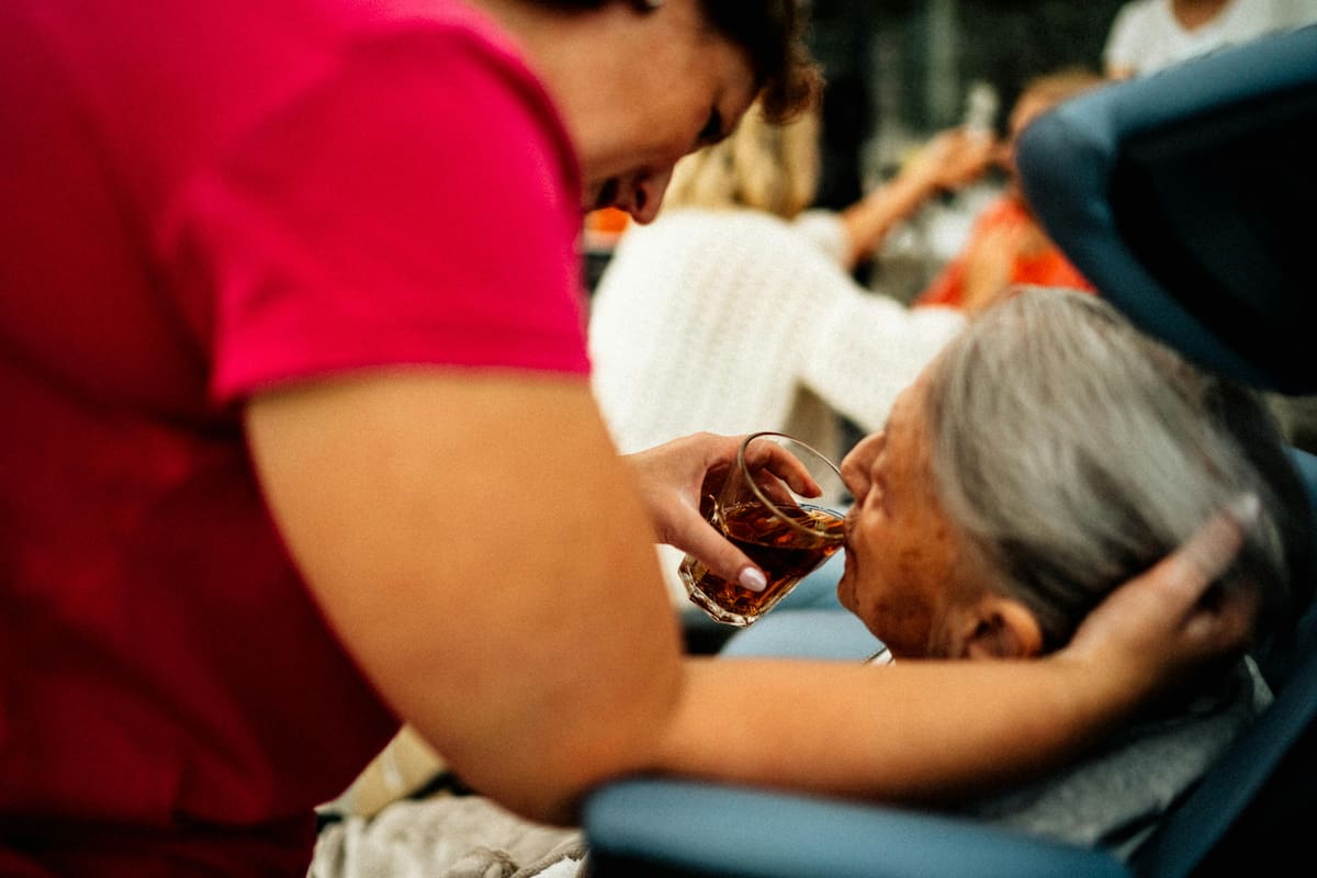 Miles de jóvenes mexicanas trabajan hasta 2 mil 700 horas al año en cuidados y tareas del hogar sin recibir pago, una carga invisible que las saca de la escuela y el empleo formal y sostiene en silencio a familias y al sistema económico, según un informe de Oxfam México