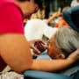 Miles de jóvenes mexicanas trabajan hasta 2 mil 700 horas al año en cuidados y tareas del hogar sin recibir pago, una carga invisible que las saca de la escuela y el empleo formal y sostiene en silencio a familias y al sistema económico, según un informe de Oxfam México