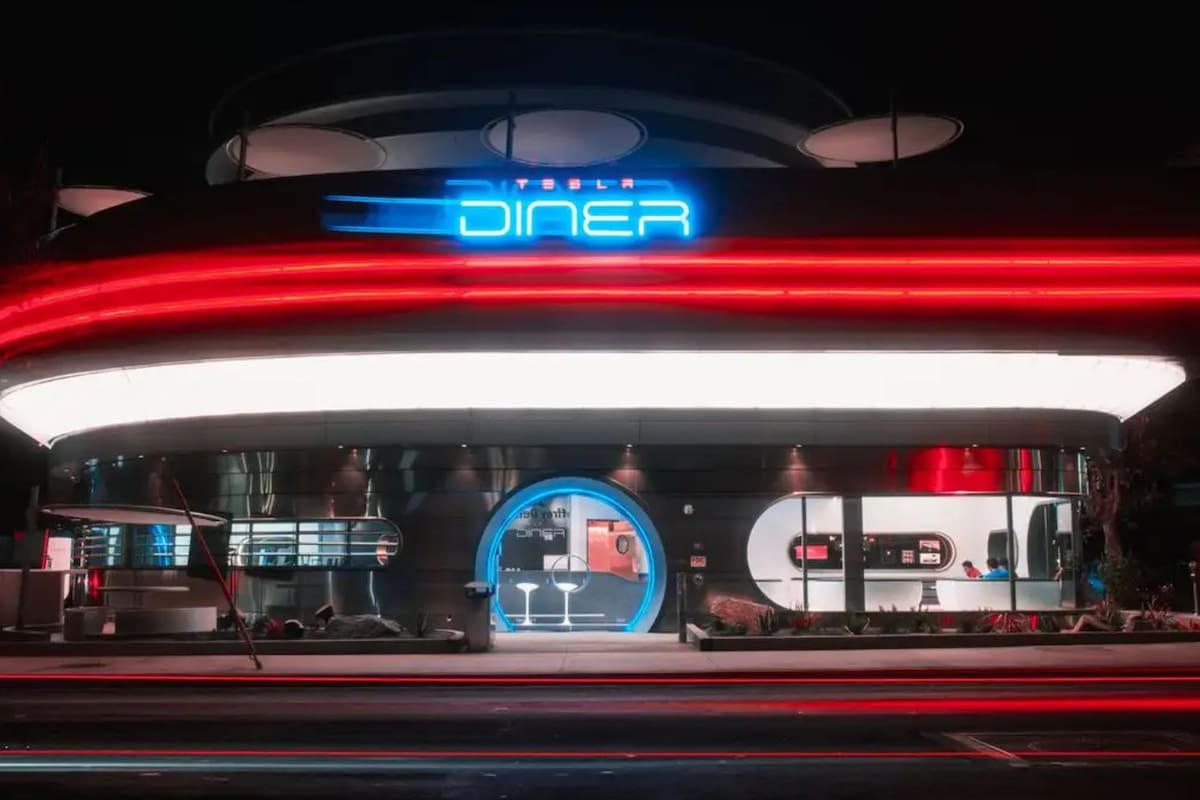 Elon Musk abre su primer restaurante “Tesla” con robots, cine y comida rápida