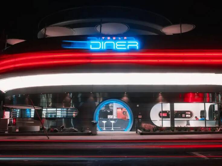 Elon Musk abre su primer restaurante “Tesla” con robots, cine y comida rápida