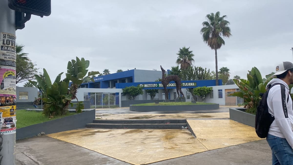 Una estudiante de 27 años fue atendida por un paro cardiorrespiratorio en la alberca del Instituto Tecnológico de Tijuana y trasladada a un hospital. Foto: Cortesía