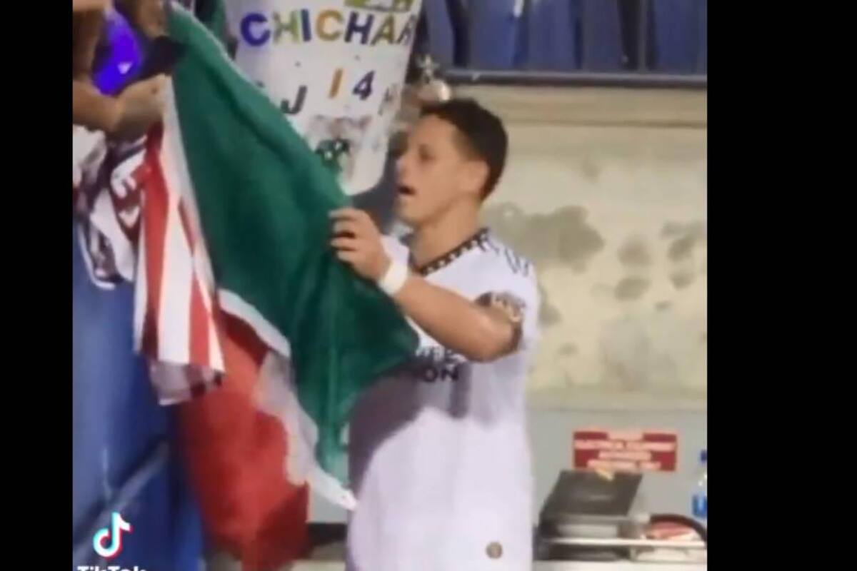 Captan a 'Chicharito' Hernández tirando bandera de México al suelo (VIDEO)