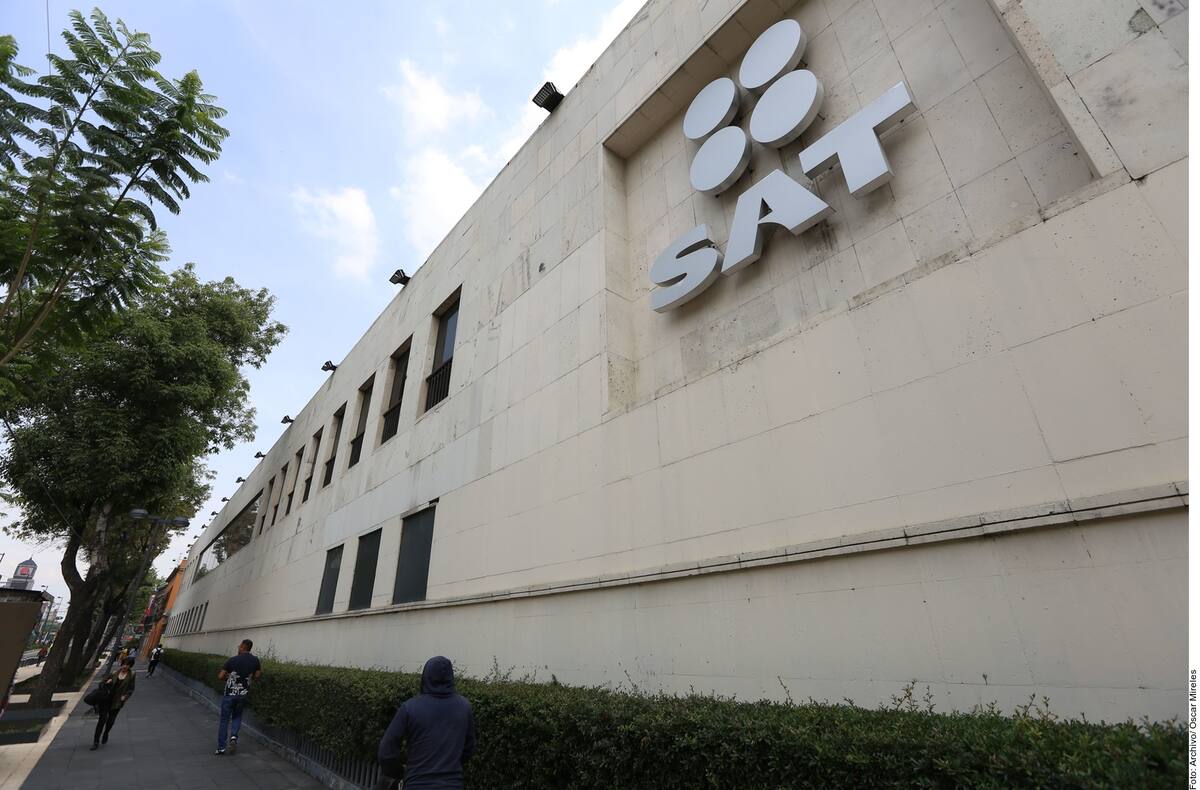 El presidente López Obrador le pide a Salinas Pliego comprobar que el SAT "extorsiona empresarios" como acusa.