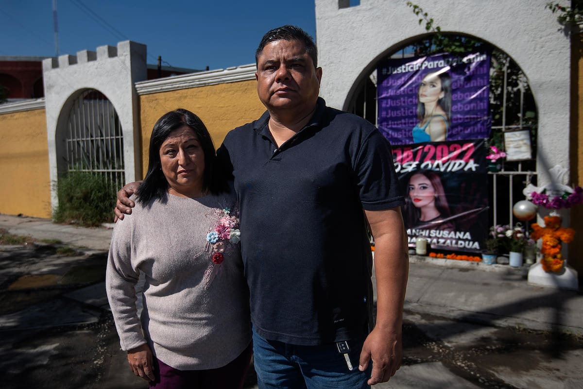 Mario Escobar y Dolores Bazaldua, padres de la joven mexicana Debanhi Escobar cuya muerte sigue sin resolverse, posan en una ofrenda de Día de Muertos hoy, en el exterior del hotel donde apareció su cuerpo, en el municipio de Escobedo (México).EFE/Miguel Sierra