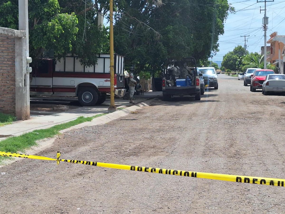 Durante un cateo en un domicilio de Ciudad Obregón, la Fiscalía de Sonora localizó tres osamentas enterradas con apoyo del colectivo Guerreras Buscadoras.