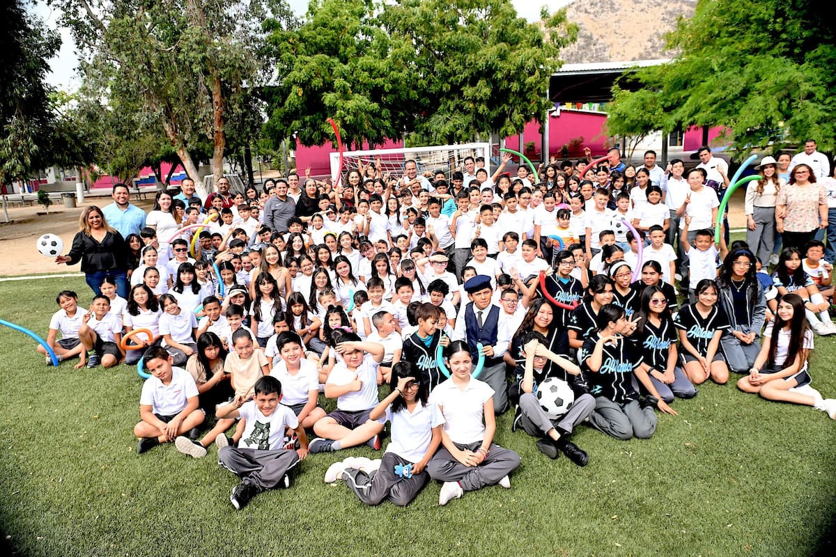 Autoridades municipales y comunidad escolar durante la entrega de la nueva cancha en Hermosillo. FOTO: ESPECIAL