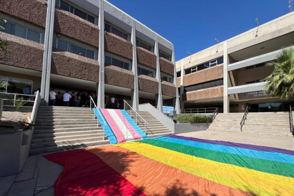 Arriban miembros de la comunidad LGBT+ al Congreso para votación de Ley de Infancias Trans