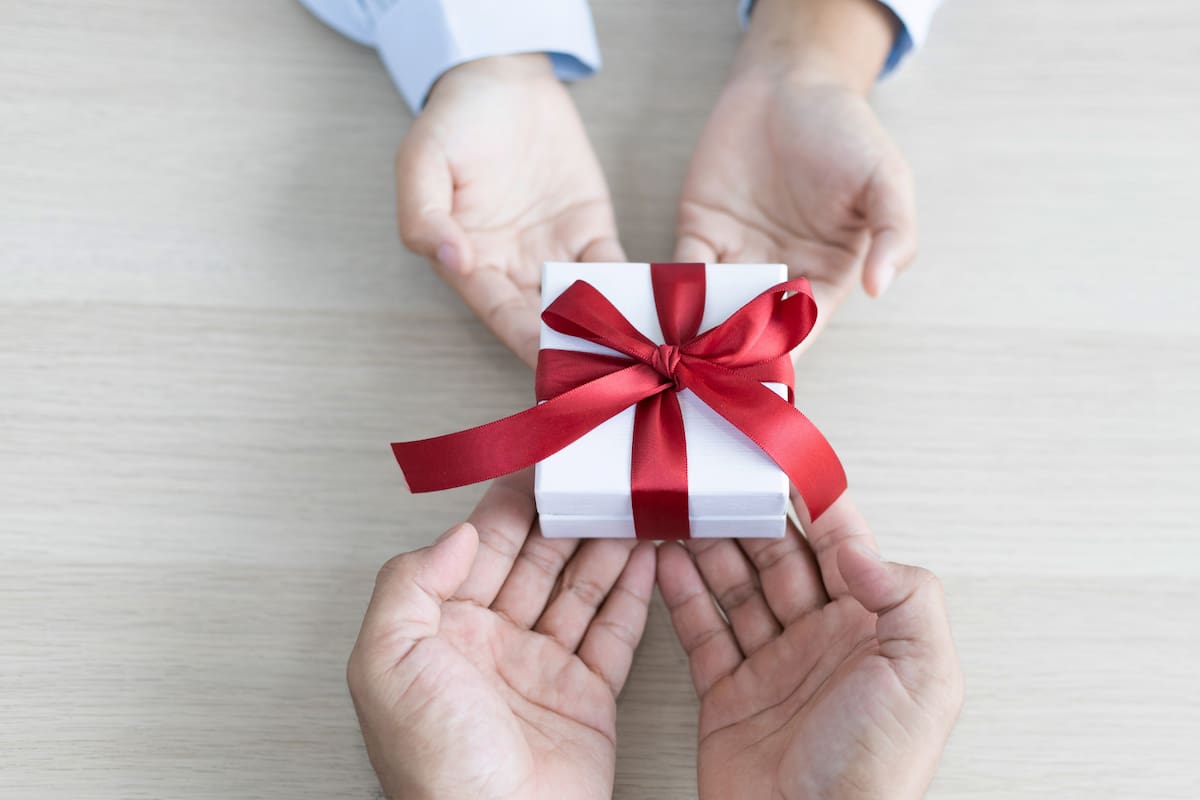 Dar regalos genera más felicidad que recibir, revela un estudio de Harvard